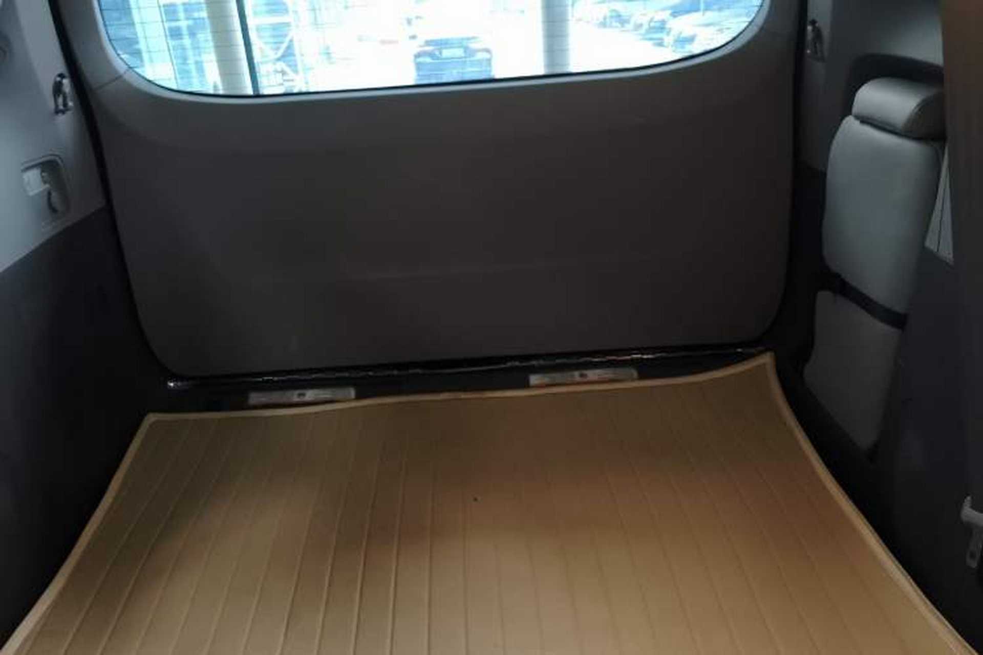 Used Toyota SIENNA 2015 3.5L Two-Wheel Drive L Version—U.S. Specification Trunk