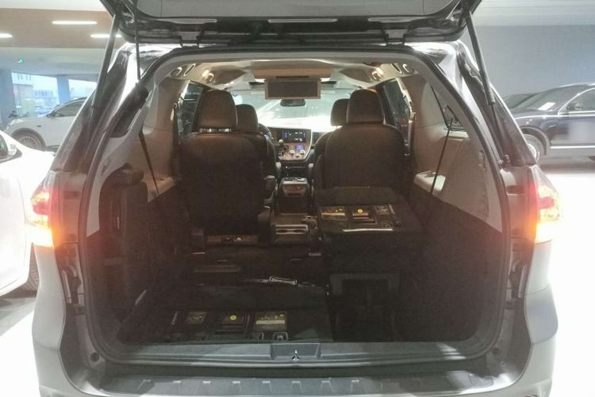 Used Toyota SIENNA 2015 3.5L Automatic 7-Seater Parallel Import Trunk