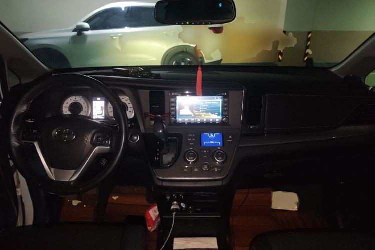 Used Toyota SIENNA 2015 3.5L Two-Wheel Drive LE U.S. Specification Center Console