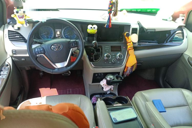 Used Toyota SIENNA 2015 3.5L Automatic 7-Seater Parallel Import Center Console
