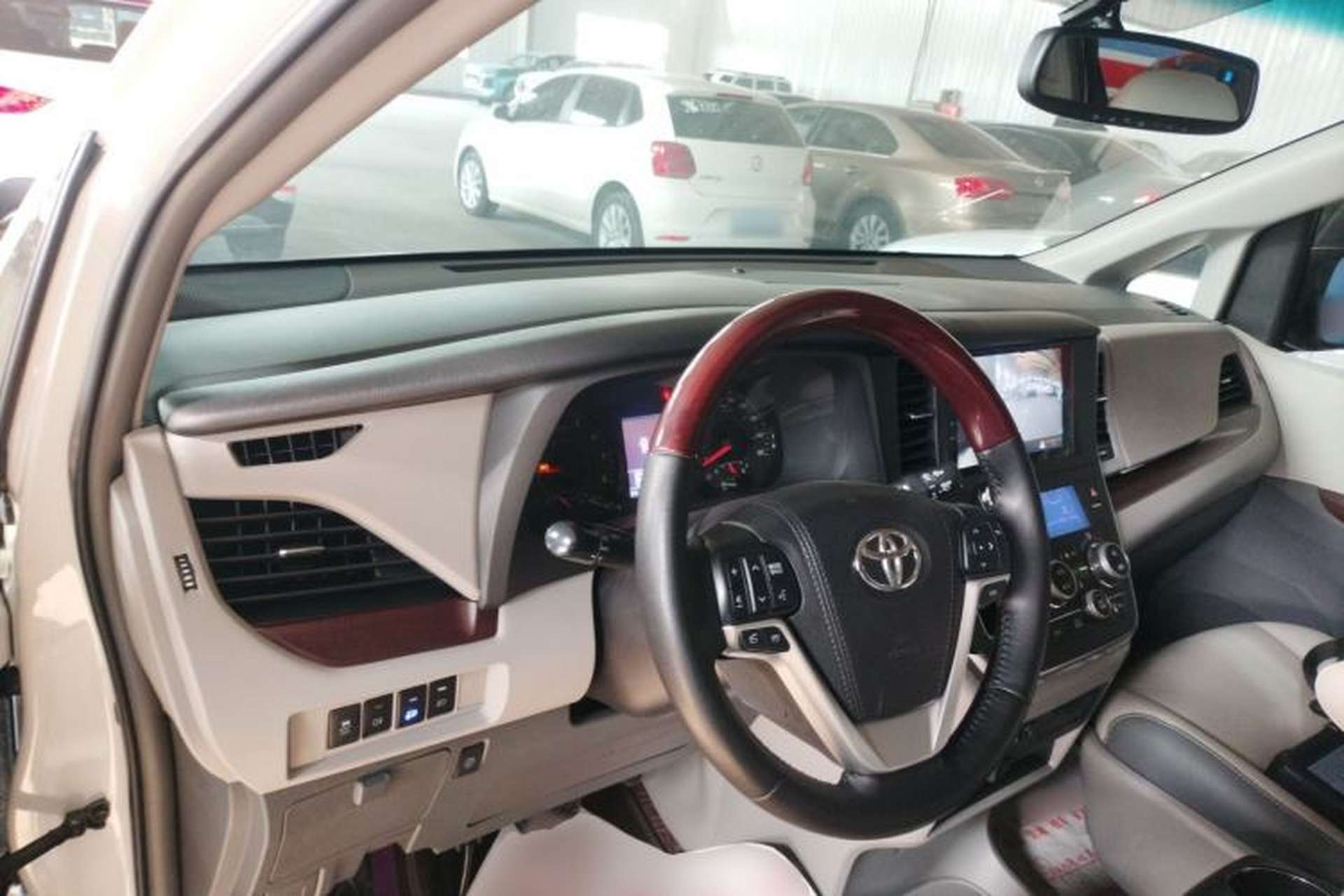 Used Toyota SIENNA 2015 3.5L Four-Wheel Drive L Center Console