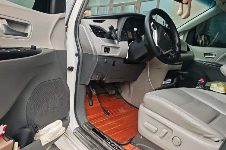 Used Toyota SIENNA 2015 3.5L 4WD LE Gasoline U.S. Specification Driver Seat