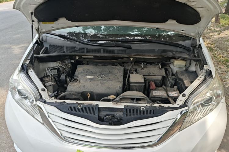 Used Toyota SIENNA 2015 3.5L 4WD LE Gasoline U.S. Specification Engine Bay