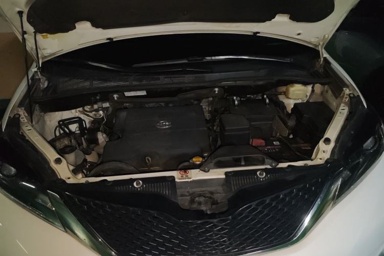 Used Toyota SIENNA 2015 3.5L Two-Wheel Drive LE U.S. Specification Engine Bay