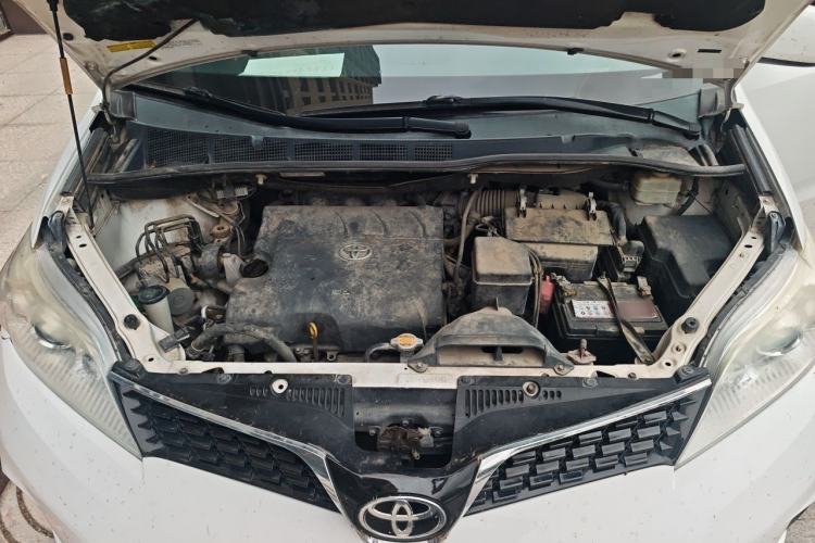 Used Toyota SIENNA 2015 3.5L 4WD LE Gasoline U.S. Specification Engine Bay