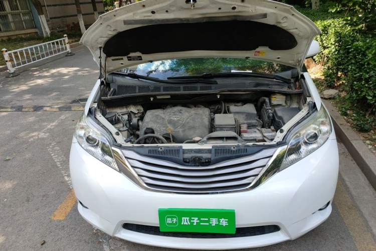 Used Toyota SIENNA 2015 3.5L Two-Wheel Drive LE Engine Bay