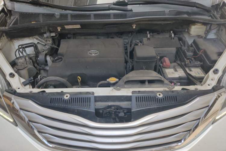 Used Toyota SIENNA  Engine Bay