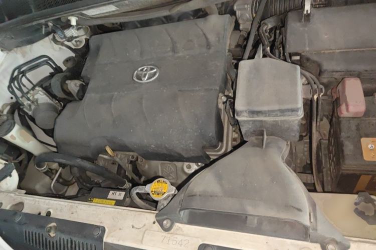 Used Toyota SIENNA 2015 3.5L Two-Wheel Drive LE Engine Bay