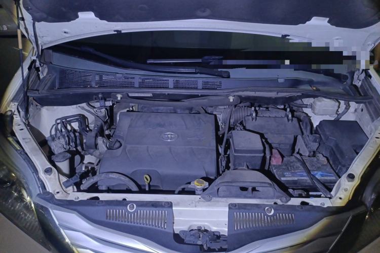 Used Toyota SIENNA  Engine Bay
