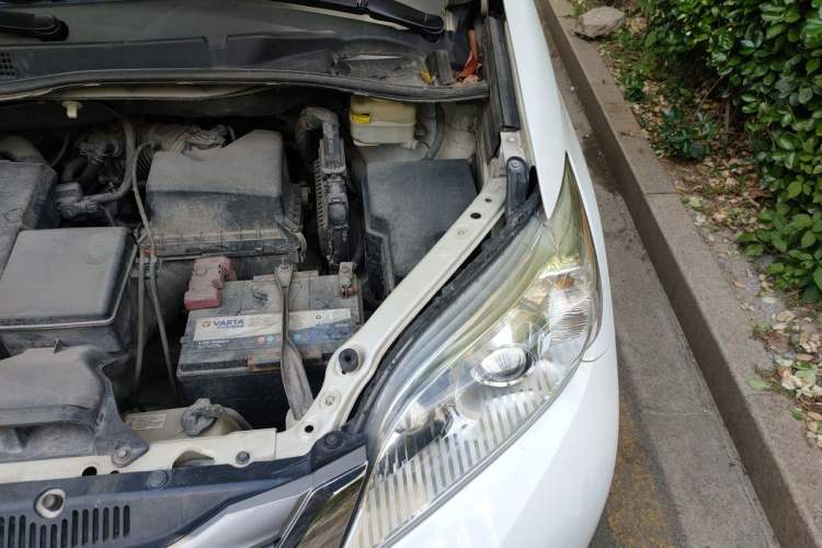 Used Toyota SIENNA 2015 3.5L Two-Wheel Drive LE Engine Bay Left