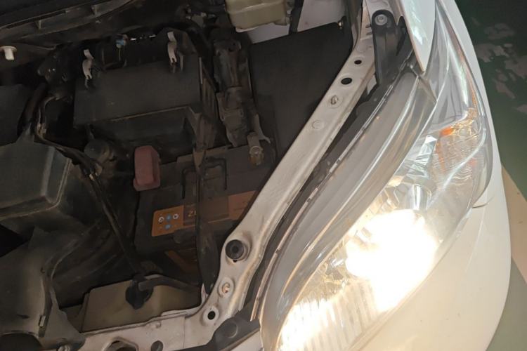 Used Toyota SIENNA 2015 3.5L Two-Wheel Drive LE Engine Bay Left