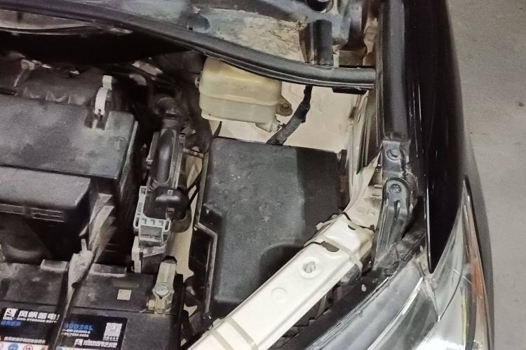 Used Toyota SIENNA 2015 3.5L Two-Wheel Drive LE Engine Bay Left