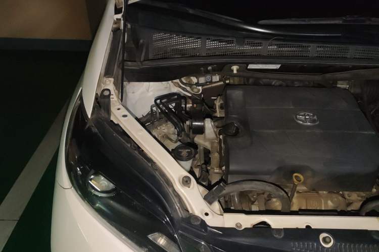 Used Toyota SIENNA 2015 3.5L Two-Wheel Drive LE U.S. Specification Engine Bay Right