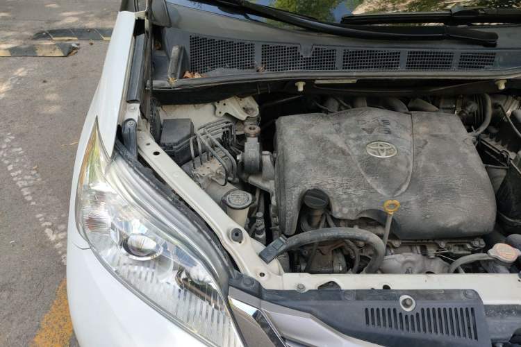 Used Toyota SIENNA 2015 3.5L Two-Wheel Drive LE Engine Bay Right