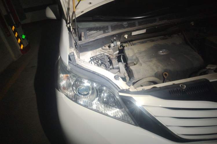 Used Toyota SIENNA 2015 3.5L Four-Wheel Drive L Engine Bay Right