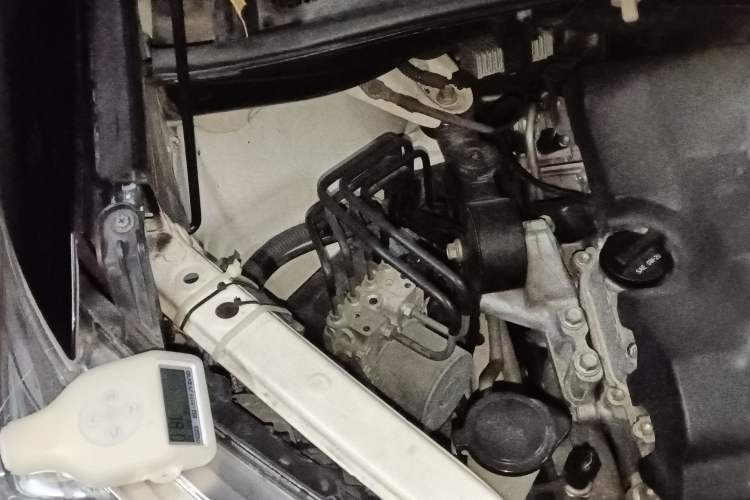 Used Toyota SIENNA 2015 3.5L Two-Wheel Drive LE Engine Bay Right