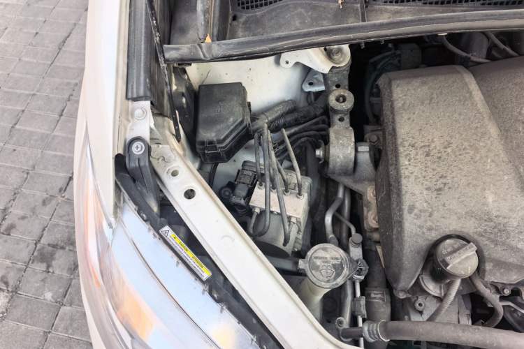 Used Toyota SIENNA 2015 3.5L Four-Wheel Drive L Engine Bay Right