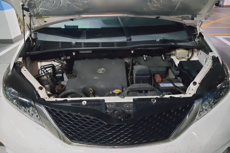 Used Toyota SIENNA  Engine Bay
