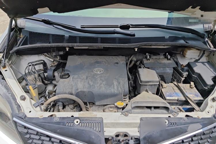 Used Toyota SIENNA  Engine Bay