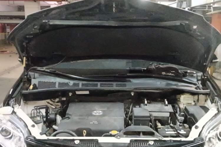 Used Toyota SIENNA 2015 3.5L Two-Wheel Drive LE Engine Bay