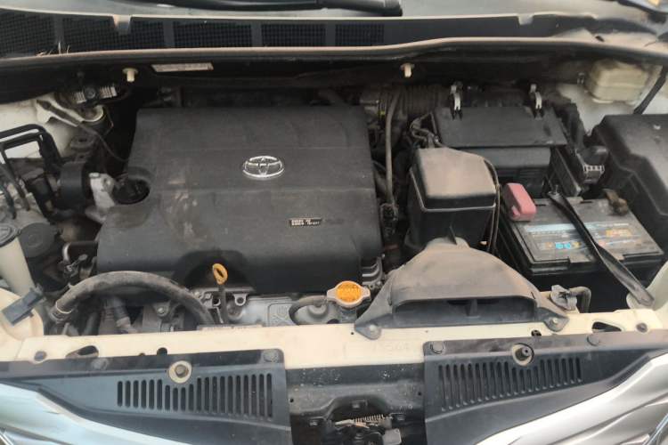 Used Toyota SIENNA  Engine Bay
