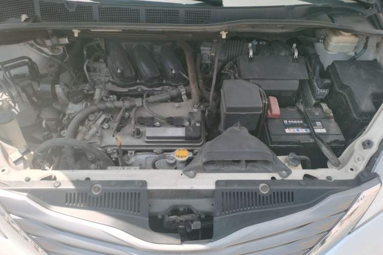 Used Toyota SIENNA  Engine Bay