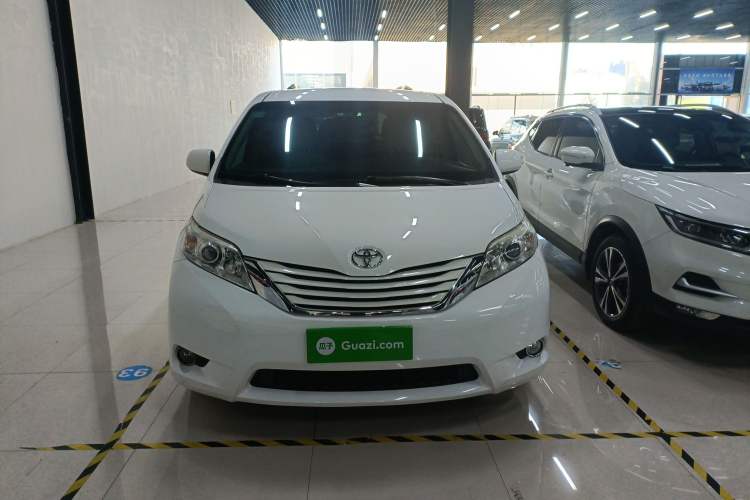 Used Toyota SIENNA 2015 3.5L Two-Wheel Drive LE Exterior 1