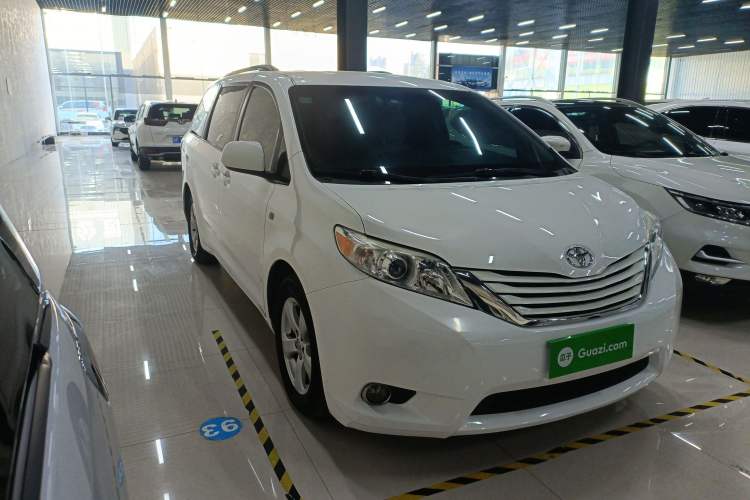 Used Toyota SIENNA 2015 3.5L Two-Wheel Drive LE Exterior 2
