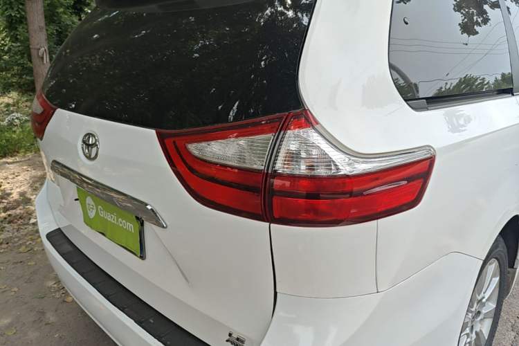 Used Toyota SIENNA 2015 3.5L 4WD LE Gasoline U.S. Specification Exterior 3