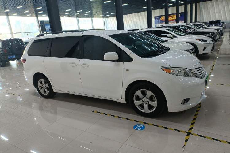 Used Toyota SIENNA 2015 3.5L Two-Wheel Drive LE Exterior 3