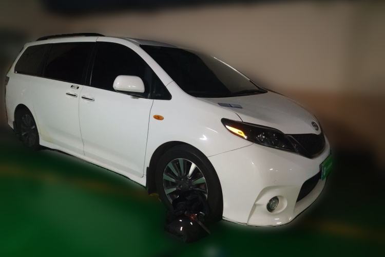 Used Toyota SIENNA 2015 3.5L Two-Wheel Drive LE U.S. Specification Front Right 45 Deg