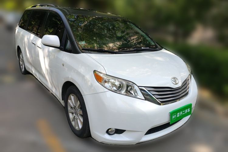 Used Toyota SIENNA 2015 3.5L Two-Wheel Drive LE Front Right 45 Deg