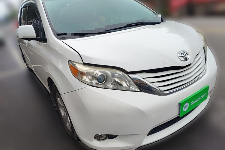 Used Toyota SIENNA 2015 3.5L Two-Wheel Drive LE Front Right 45 Deg