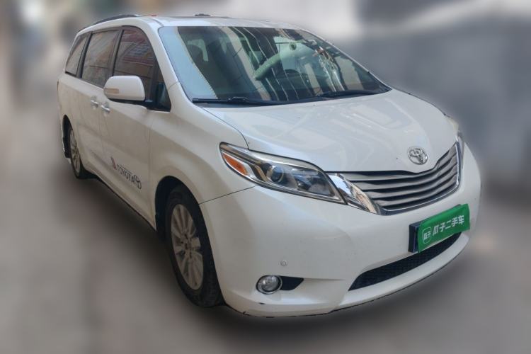 Used Toyota SIENNA  Front Right 45 Deg