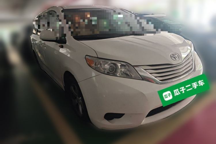 Used Toyota SIENNA 2015 3.5L Two-Wheel Drive LE Front Right 45 Deg