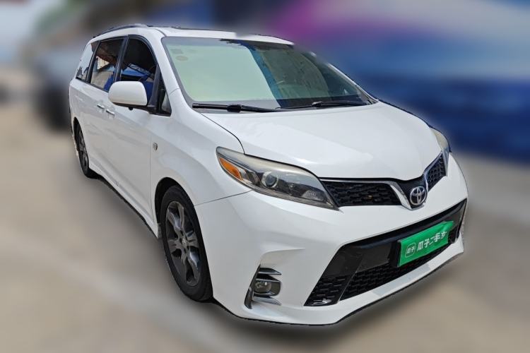 Used Toyota SIENNA  Front Right 45 Deg