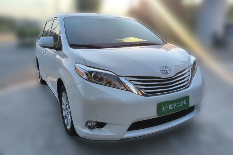 Used Toyota SIENNA  Front Right 45 Deg