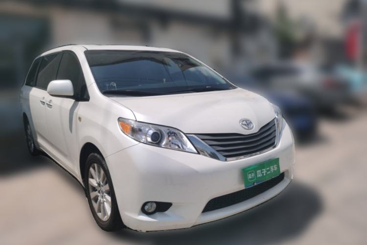 Used Toyota SIENNA  Front Right 45 Deg