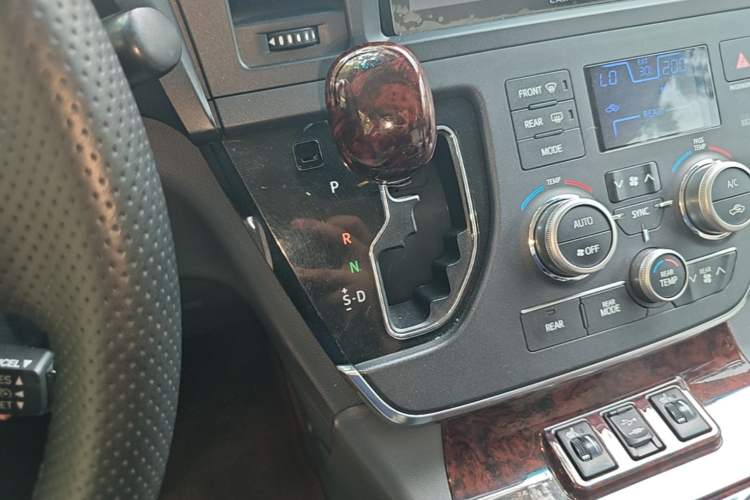 Used Toyota SIENNA 2015 3.5L 4WD LE Gasoline U.S. Specification Gear Lever