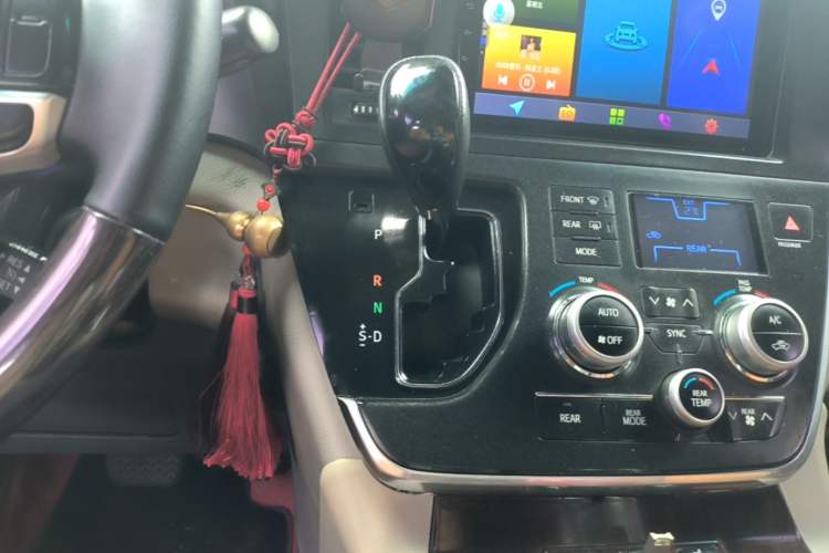 Used Toyota SIENNA 2015 3.5L Automatic 7-Seater Parallel Import Gear Lever