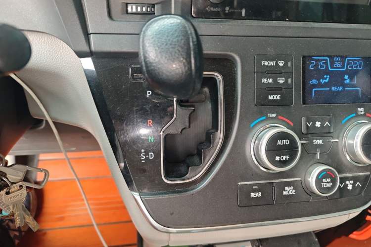Used Toyota SIENNA 2015 3.5L 4WD LE Gasoline U.S. Specification Gear Lever