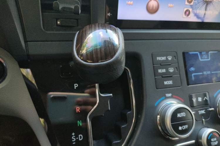 Used Toyota SIENNA 2015 3.5L Two-Wheel Drive LE Gear Lever