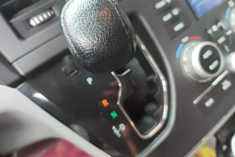 Used Toyota SIENNA 2015 3.5L Two-Wheel Drive LE Gear Lever