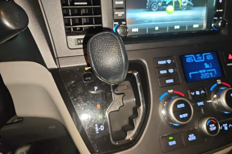 Used Toyota SIENNA 2015 3.5L Two-Wheel Drive LE Gear Lever
