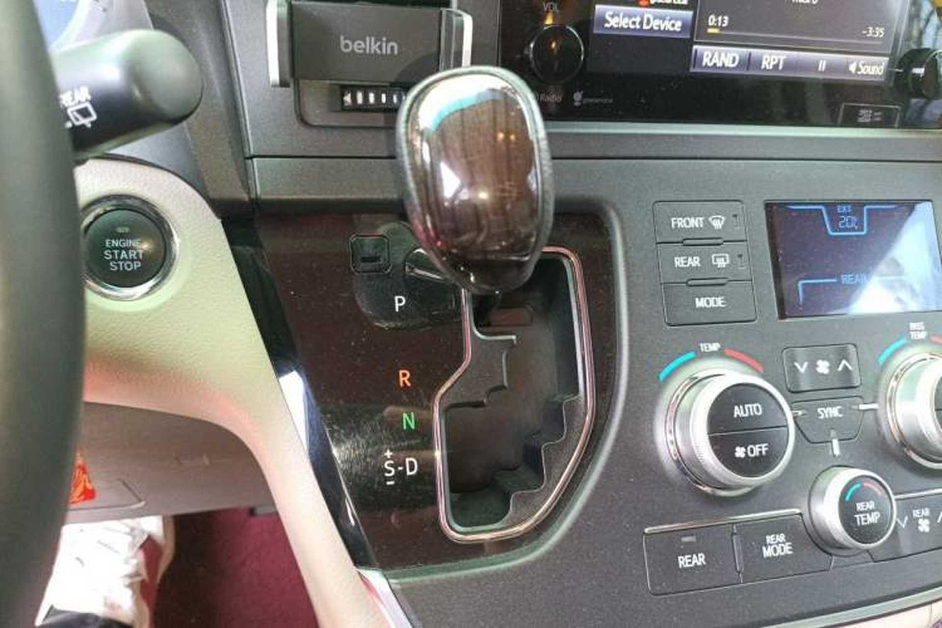 Used Toyota SIENNA 2015 3.5L Automatic 7-Seater Parallel Import Gear Lever