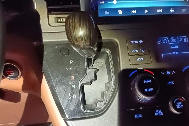 Used Toyota SIENNA 2015 3.5L Two-Wheel Drive LE Gear Lever
