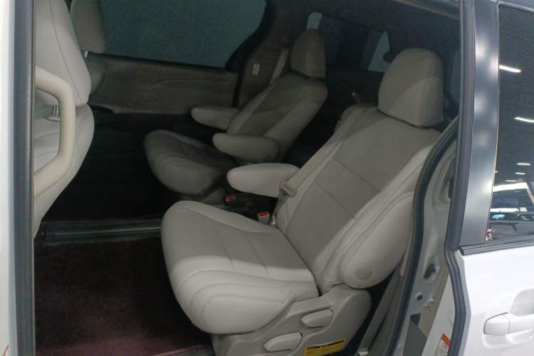 Used Toyota SIENNA 2015 3.5L Two-Wheel Drive LE Interior 2