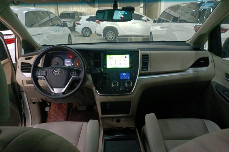 Used Toyota SIENNA 2015 3.5L Two-Wheel Drive LE Interior 3