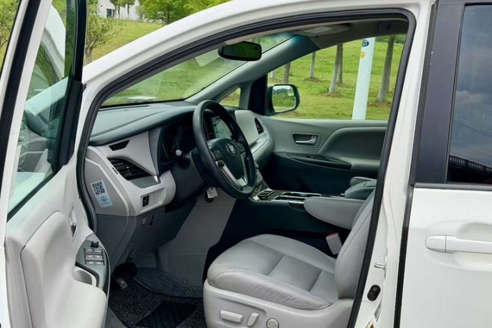 Used Toyota SIENNA 2015 3.5L Two-Wheel Drive L Version—U.S. Specification Interior 3