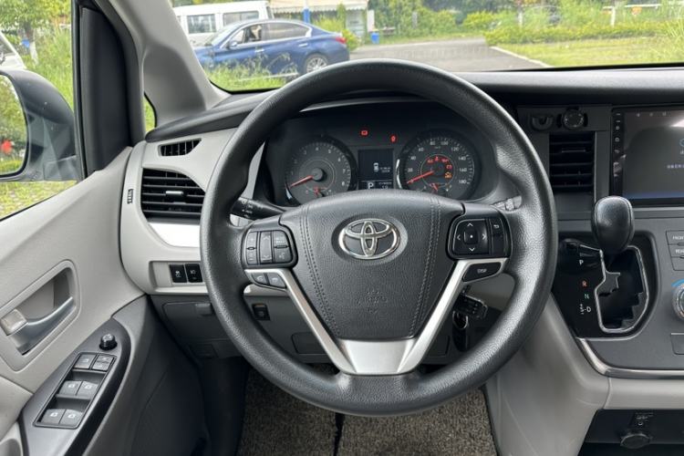 Used Toyota SIENNA 2015 3.5L Two-Wheel Drive L Interior 3